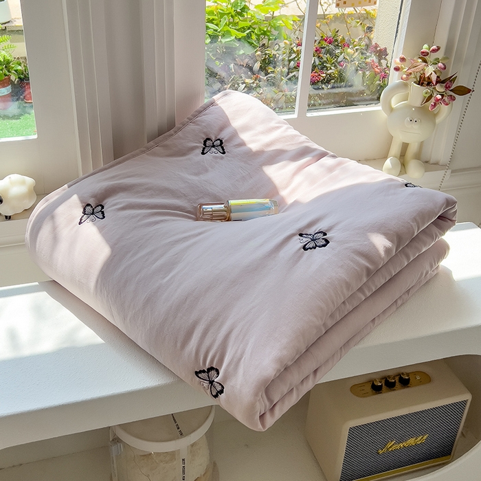 91家纺网 家纺一手货源 找家纺 兄弟坊 2026新款水洗棉大豆刺绣夏被夏凉被空调被午睡被 蝴蝶-红灰