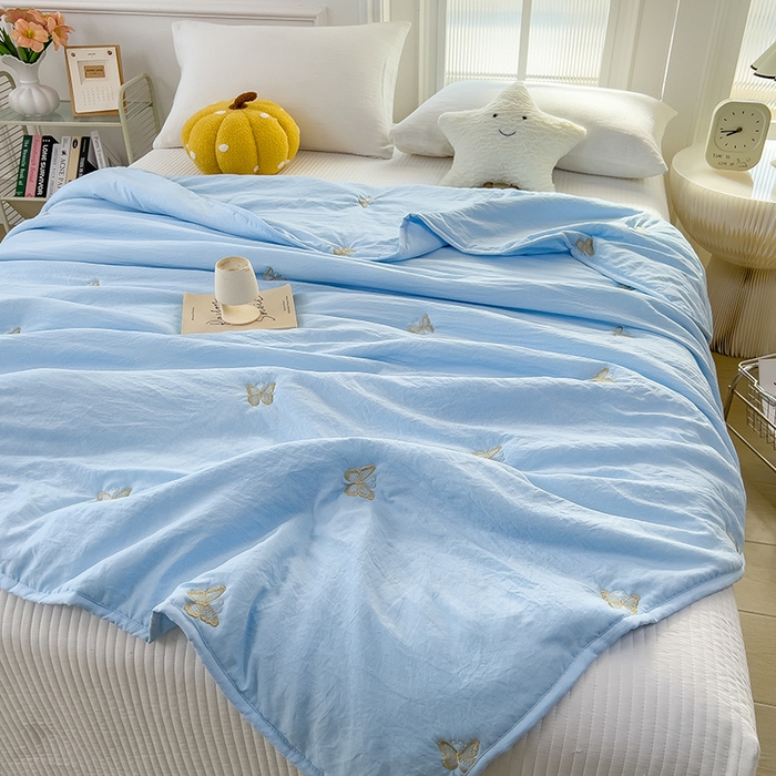 91家纺网 家纺一手货源 找家纺 兄弟坊 2026新款水洗棉大豆刺绣夏被夏凉被空调被午睡被 蝴蝶-蓝白