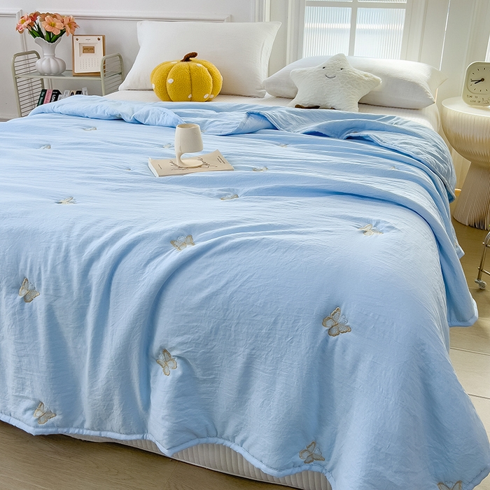 91家纺网 家纺一手货源 找家纺 兄弟坊 2026新款水洗棉大豆刺绣夏被夏凉被空调被午睡被 蝴蝶-蓝白