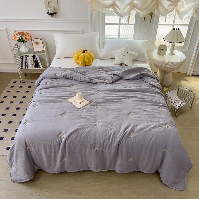 91家纺网 家纺一手货源 找家纺 兄弟坊 2026新款水洗棉大豆刺绣夏被夏凉被空调被午睡被 蝴蝶-灰