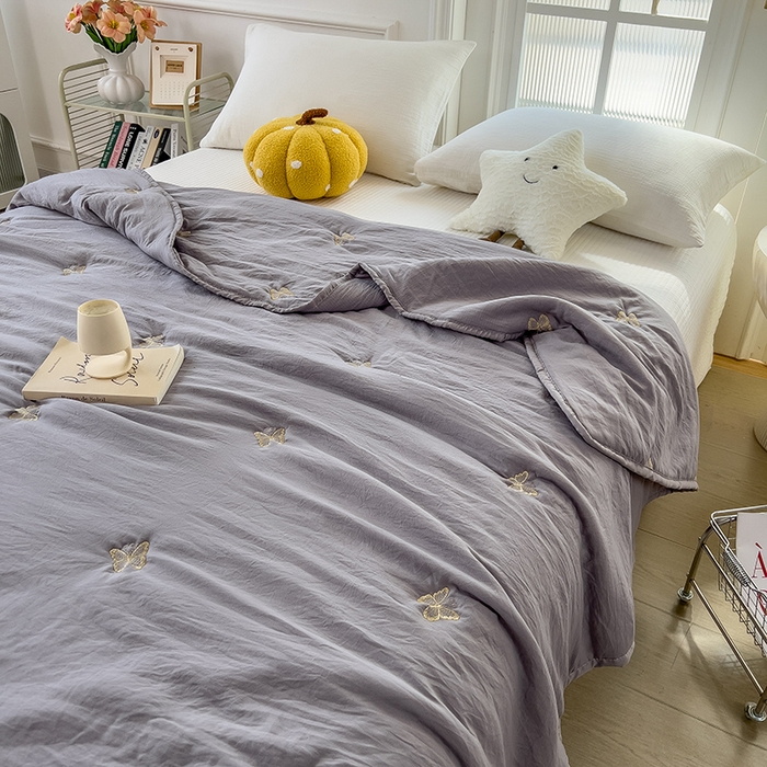 91家纺网 家纺一手货源 找家纺 兄弟坊 2026新款水洗棉大豆刺绣夏被夏凉被空调被午睡被 蝴蝶-灰
