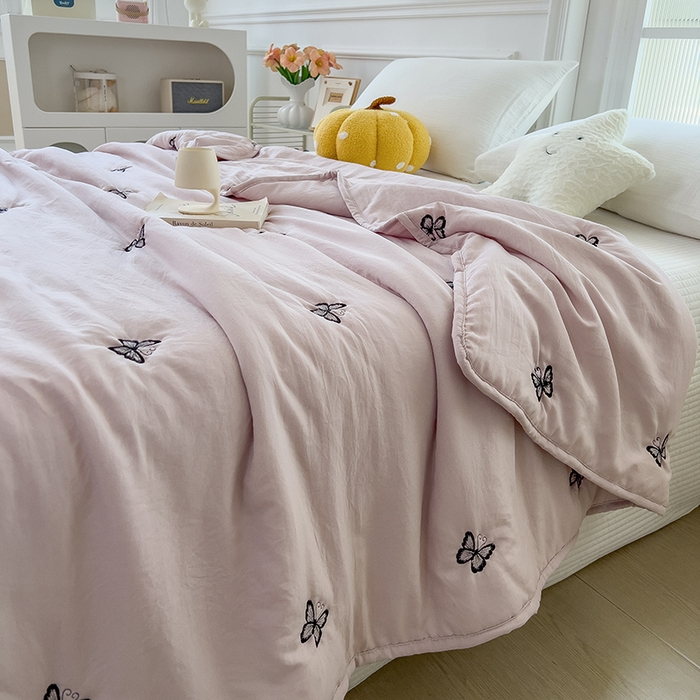 91家纺网 家纺一手货源 找家纺 兄弟坊 2026新款水洗棉大豆刺绣夏被夏凉被空调被午睡被 蝴蝶-红灰