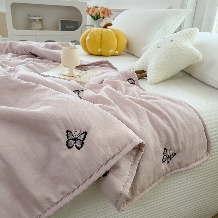 91家纺网 家纺一手货源 找家纺 兄弟坊 2026新款水洗棉大豆刺绣夏被夏凉被空调被午睡被 蝴蝶-红灰