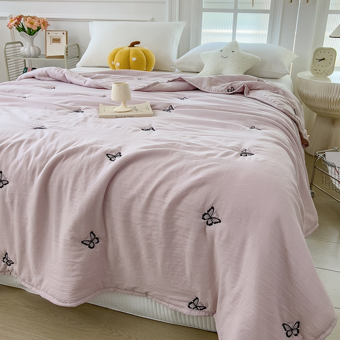 91家纺网 家纺一手货源 找家纺 兄弟坊 2026新款水洗棉大豆刺绣夏被夏凉被空调被午睡被 蝴蝶-红灰