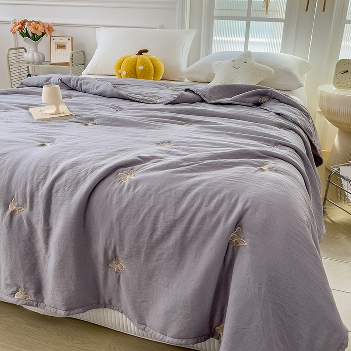 91家纺网 家纺一手货源 找家纺 兄弟坊 2026新款水洗棉大豆刺绣夏被夏凉被空调被午睡被 蝴蝶-灰