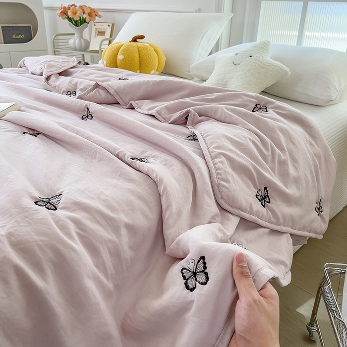 91家纺网 家纺一手货源 找家纺 兄弟坊 2026新款水洗棉大豆刺绣夏被夏凉被空调被午睡被 蝴蝶-红灰