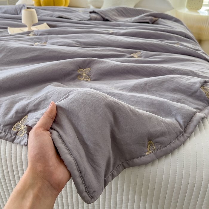 91家纺网 家纺一手货源 找家纺 兄弟坊 2026新款水洗棉大豆刺绣夏被夏凉被空调被午睡被 蝴蝶-灰
