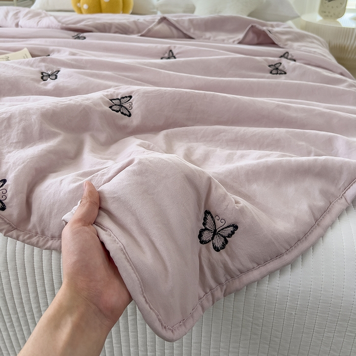 91家纺网 家纺一手货源 找家纺 兄弟坊 2026新款水洗棉大豆刺绣夏被夏凉被空调被午睡被 蝴蝶-红灰