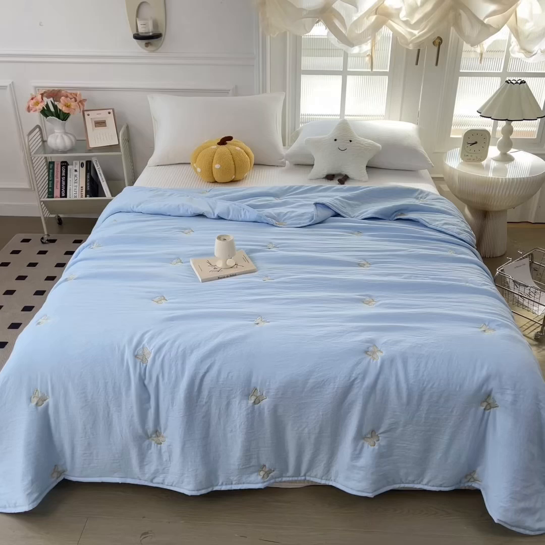 91家纺网 家纺一手货源 找家纺 兄弟坊 2026新款水洗棉大豆刺绣夏被夏凉被空调被午睡被 蝴蝶-灰