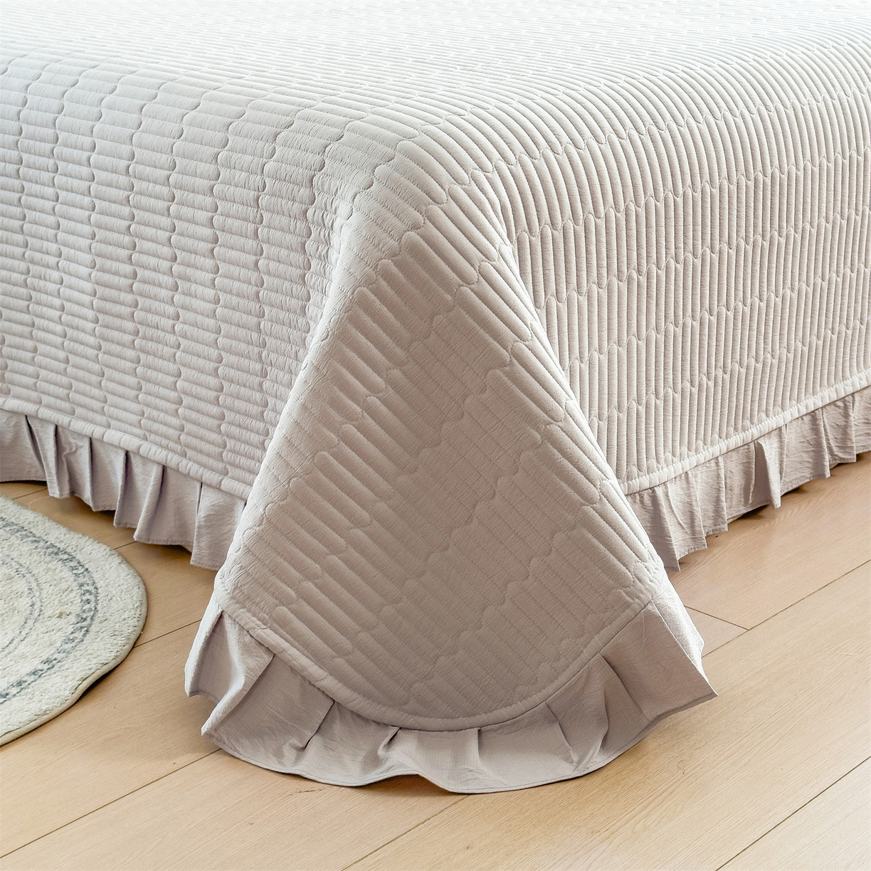 91家纺网 家纺一手货源 找家纺 兄弟坊 2026新款韩版凉感皱皱绵花边夏被 夏凉被午睡被 凉感皱皱绵-烟灰