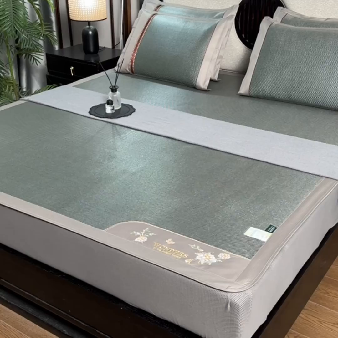 91家纺网 家纺一手货源 找家纺 小牛席业 2026新款绣球花开-冰藤双面席系列（床笠款）凉席藤席冰藤席竹席空调席草席冰丝席豆豆席乳胶席三件套 绣球花开-冰藤床笠款（墨绿）