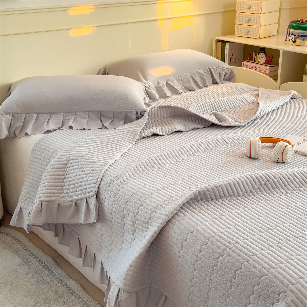 91家纺网 家纺一手货源 找家纺 兄弟坊 2026新款韩版凉感皱皱绵花边款加棉床盖 床护垫 加棉床单 凉感皱皱绵-烟灰