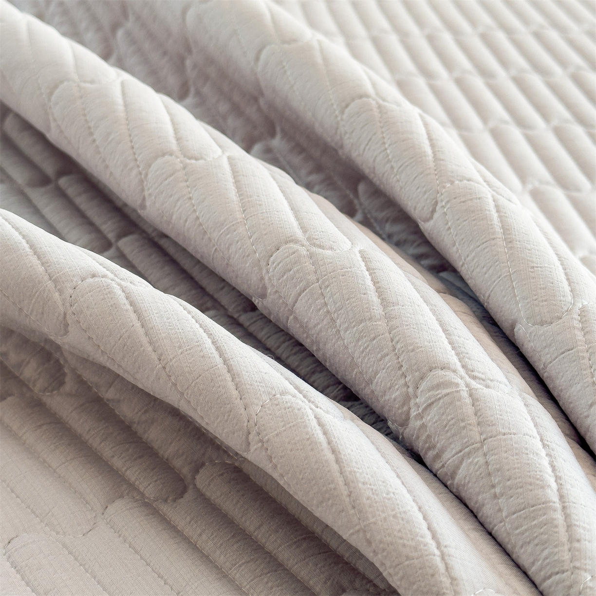 91家纺网 家纺一手货源 找家纺 兄弟坊 2026新款韩版凉感皱皱绵花边款加棉床盖 床护垫 加棉床单 凉感皱皱绵-烟灰