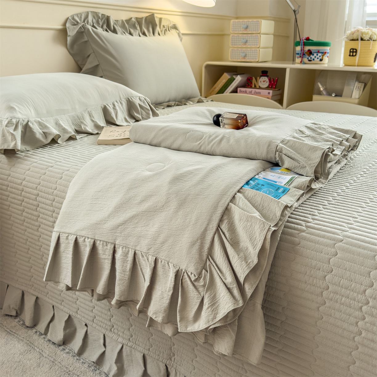 91家纺网 家纺一手货源 找家纺 兄弟坊 2026新款韩版凉感皱皱绵花边款加棉床盖 床护垫 加棉床单 凉感皱皱绵-橄榄绿