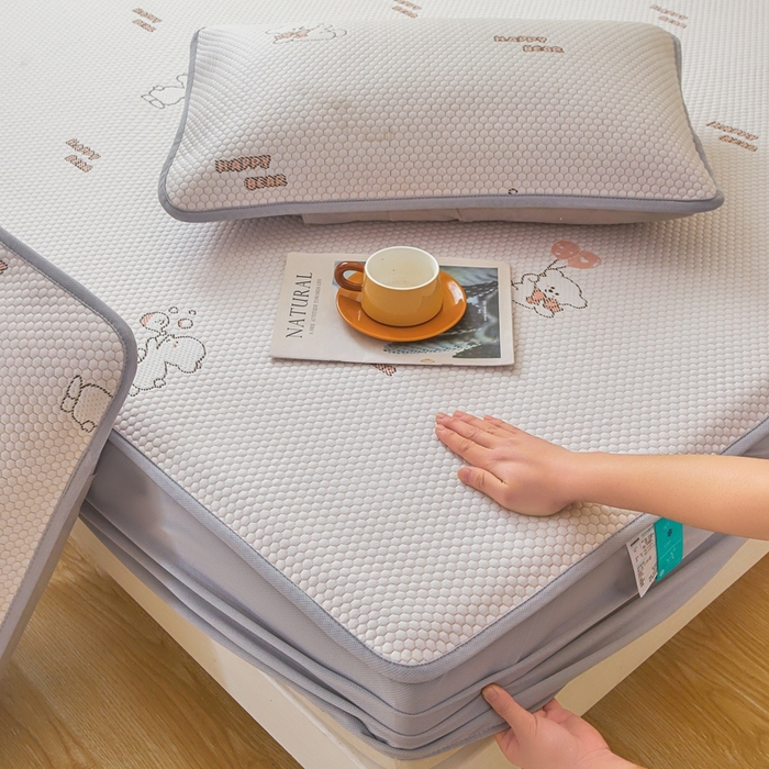 91家纺网 家纺一手货源 找家纺 凯罗 2026春夏凉豆豆小红书爆款A类乙纶PE凉豆豆床笠款可水洗床笠 爱心气球