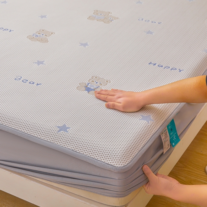 91家纺网 家纺一手货源 找家纺 凯罗 2026春夏凉豆豆小红书爆款A类乙纶PE凉豆豆床笠款可水洗床笠 布丁萌萌熊