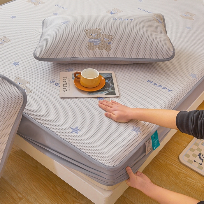 91家纺网 家纺一手货源 找家纺 凯罗 2026春夏凉豆豆小红书爆款A类乙纶PE凉豆豆床笠款可水洗床笠 布丁萌萌熊