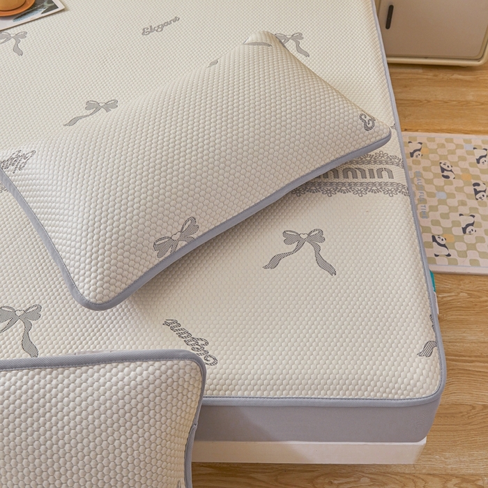 91家纺网 家纺一手货源 找家纺 凯罗 2026春夏凉豆豆小红书爆款A类乙纶PE凉豆豆床笠款可水洗床笠 蝴蝶结