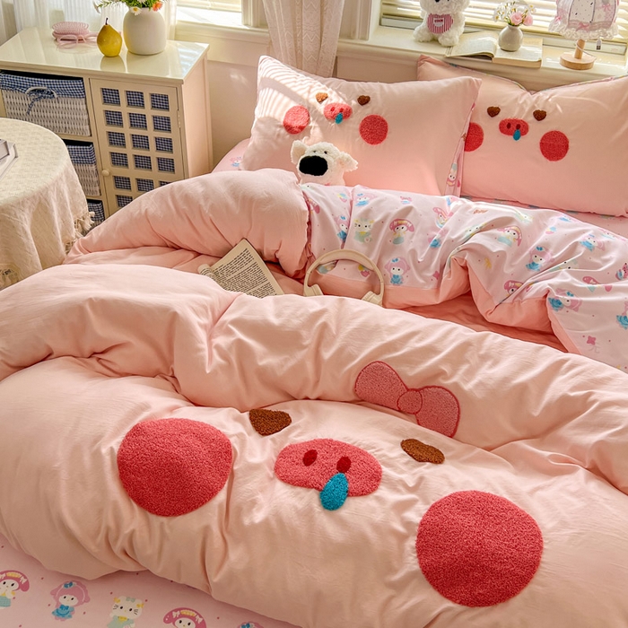 91家纺网 家纺一手货源 找家纺 颜选 2026春夏新款卡通款水洗棉毛巾绣四件套-猪猪 猪猪女孩-粉