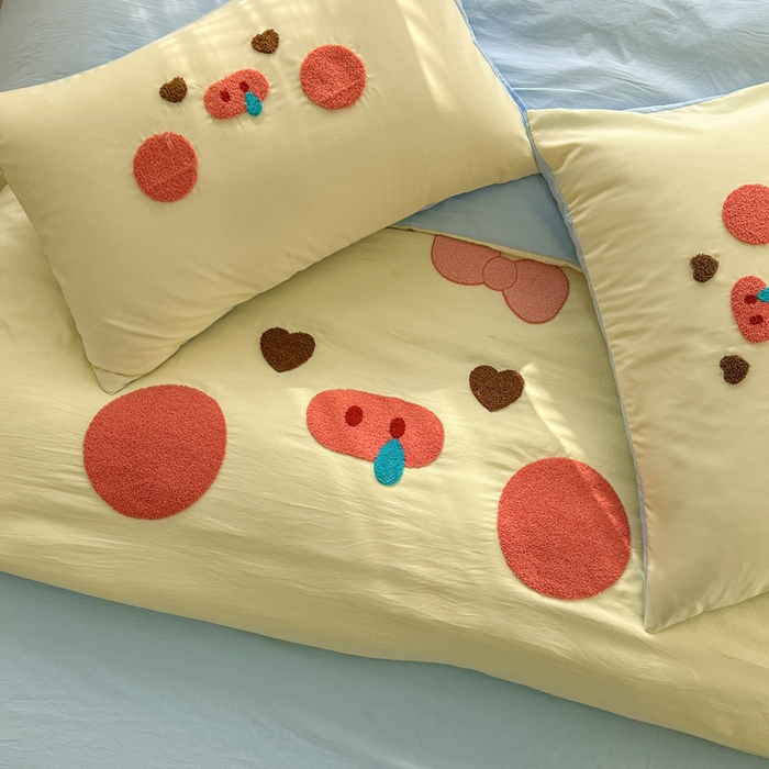 91家纺网 家纺一手货源 找家纺 颜选 2026春夏新款卡通款水洗棉毛巾绣四件套-猪猪 猪猪女孩-黄+蓝