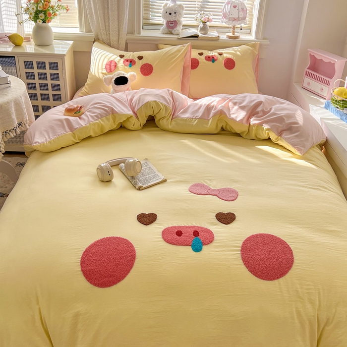 91家纺网 家纺一手货源 找家纺 颜选 2026春夏新款卡通款水洗棉毛巾绣四件套-猪猪 猪猪女孩-黄