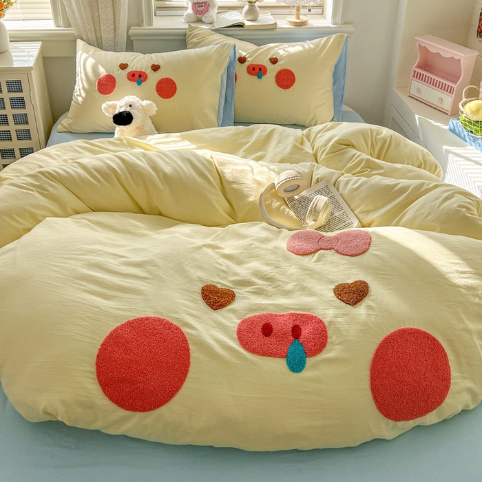 91家纺网 家纺一手货源 找家纺 颜选 2026春夏新款卡通款水洗棉毛巾绣四件套-猪猪 猪猪女孩-黄+蓝