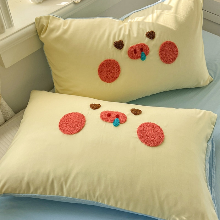 91家纺网 家纺一手货源 找家纺 颜选 2026春夏新款卡通款水洗棉毛巾绣四件套-猪猪 猪猪女孩-黄+蓝