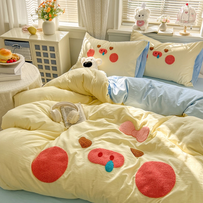 91家纺网 家纺一手货源 找家纺 颜选 2026春夏新款卡通款水洗棉毛巾绣四件套-猪猪 猪猪女孩-黄+蓝