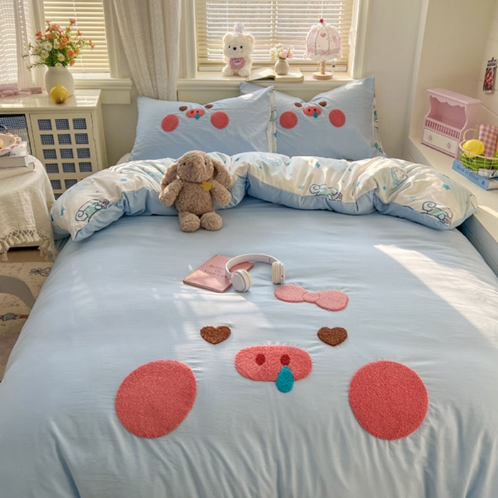 91家纺网 家纺一手货源 找家纺 颜选 2026春夏新款卡通款水洗棉毛巾绣四件套-猪猪 猪猪女孩-蓝