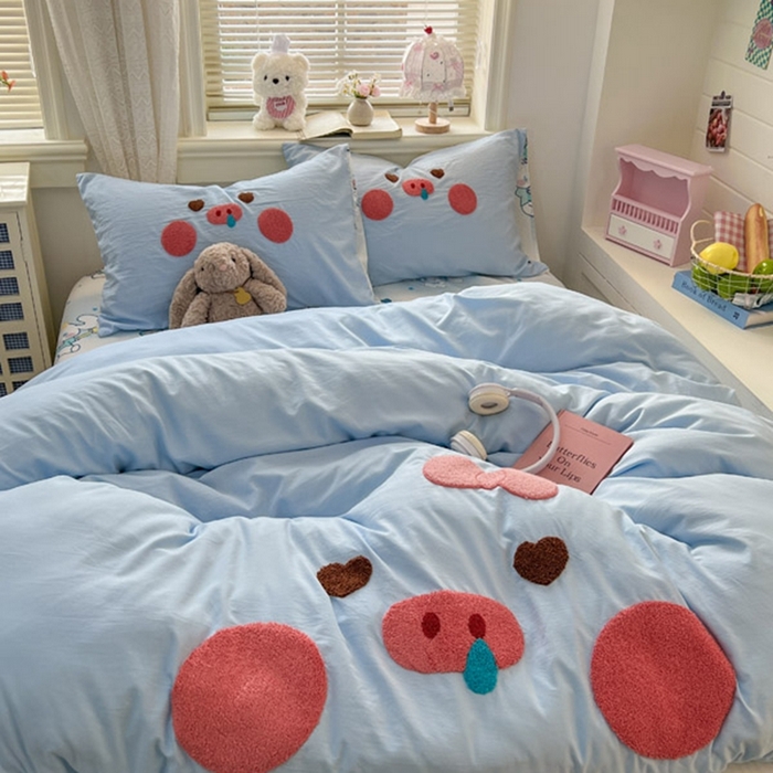 91家纺网 家纺一手货源 找家纺 颜选 2026春夏新款卡通款水洗棉毛巾绣四件套-猪猪 猪猪女孩-蓝