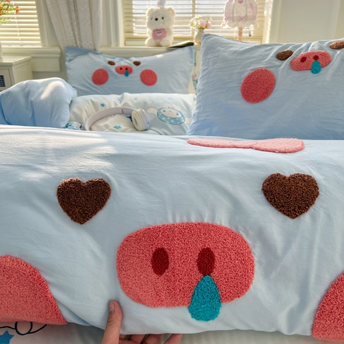 91家纺网 家纺一手货源 找家纺 颜选 2026春夏新款卡通款水洗棉毛巾绣四件套-猪猪 猪猪女孩-蓝