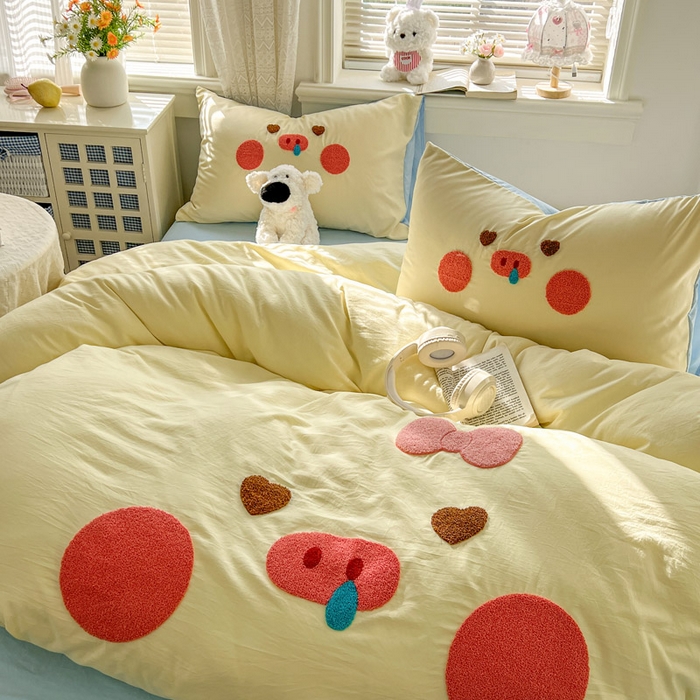 91家纺网 家纺一手货源 找家纺 颜选 2026春夏新款卡通款水洗棉毛巾绣四件套-猪猪 猪猪女孩-黄+蓝