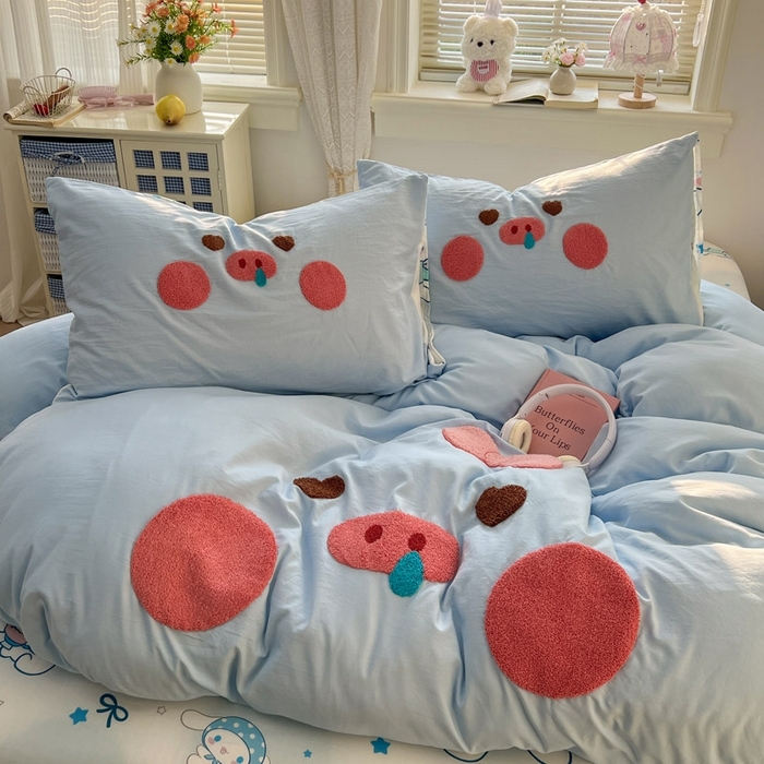 91家纺网 家纺一手货源 找家纺 颜选 2026春夏新款卡通款水洗棉毛巾绣四件套-猪猪 猪猪女孩-蓝