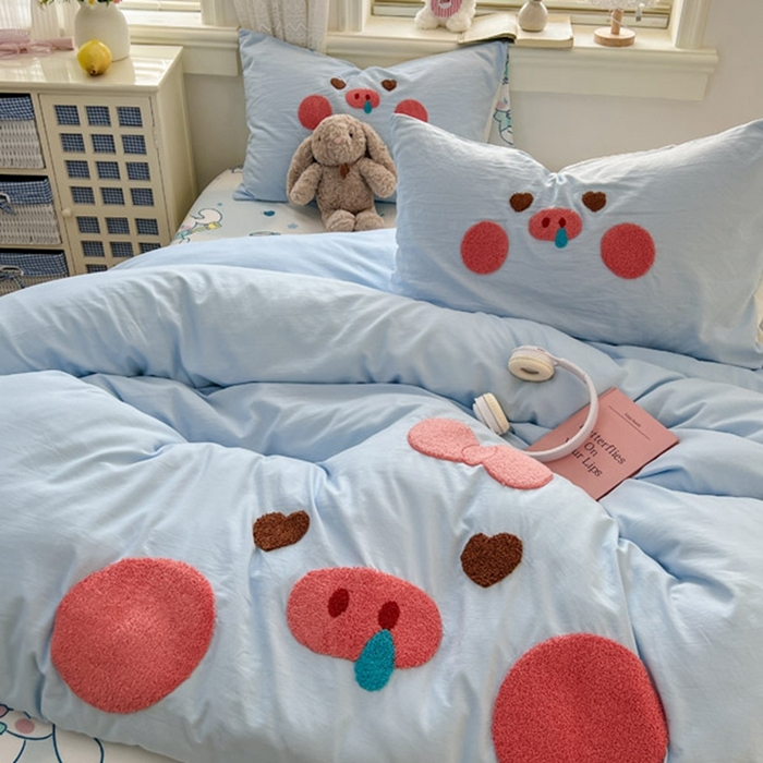 91家纺网 家纺一手货源 找家纺 颜选 2026春夏新款卡通款水洗棉毛巾绣四件套-猪猪 猪猪女孩-蓝