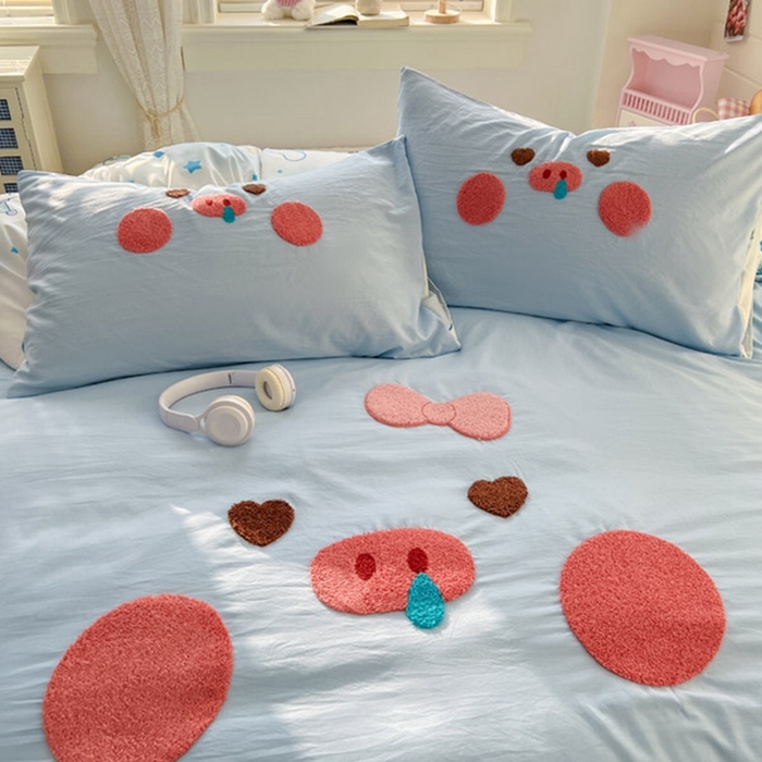 91家纺网 家纺一手货源 找家纺 颜选 2026春夏新款卡通款水洗棉毛巾绣四件套-猪猪 猪猪女孩-蓝