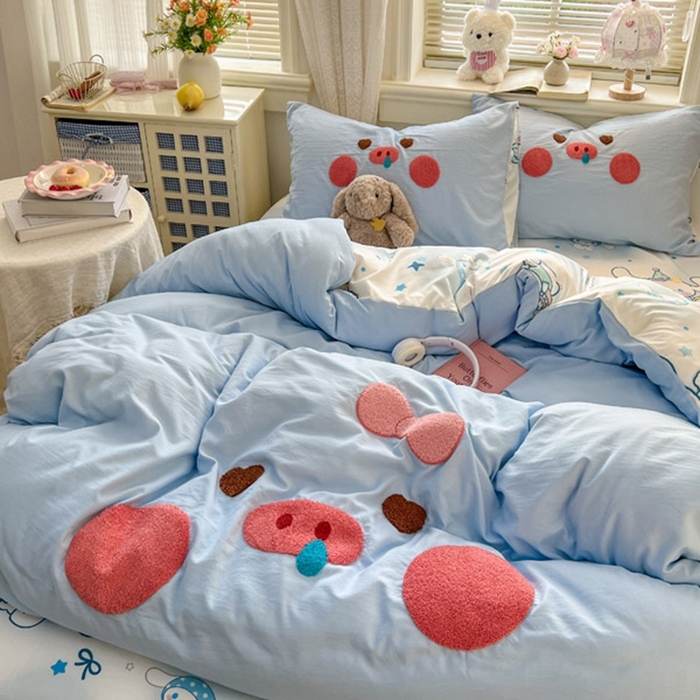 91家纺网 家纺一手货源 找家纺 颜选 2026春夏新款卡通款水洗棉毛巾绣四件套-猪猪 猪猪女孩-蓝