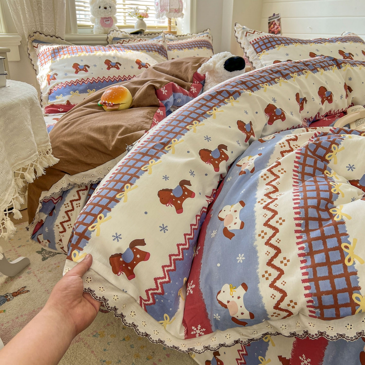 91家纺网 家纺一手货源 找家纺 希诺家居 2026新款费尔岛风全棉纯棉韩式小清新花边四件套 费尔岛梦幻小马