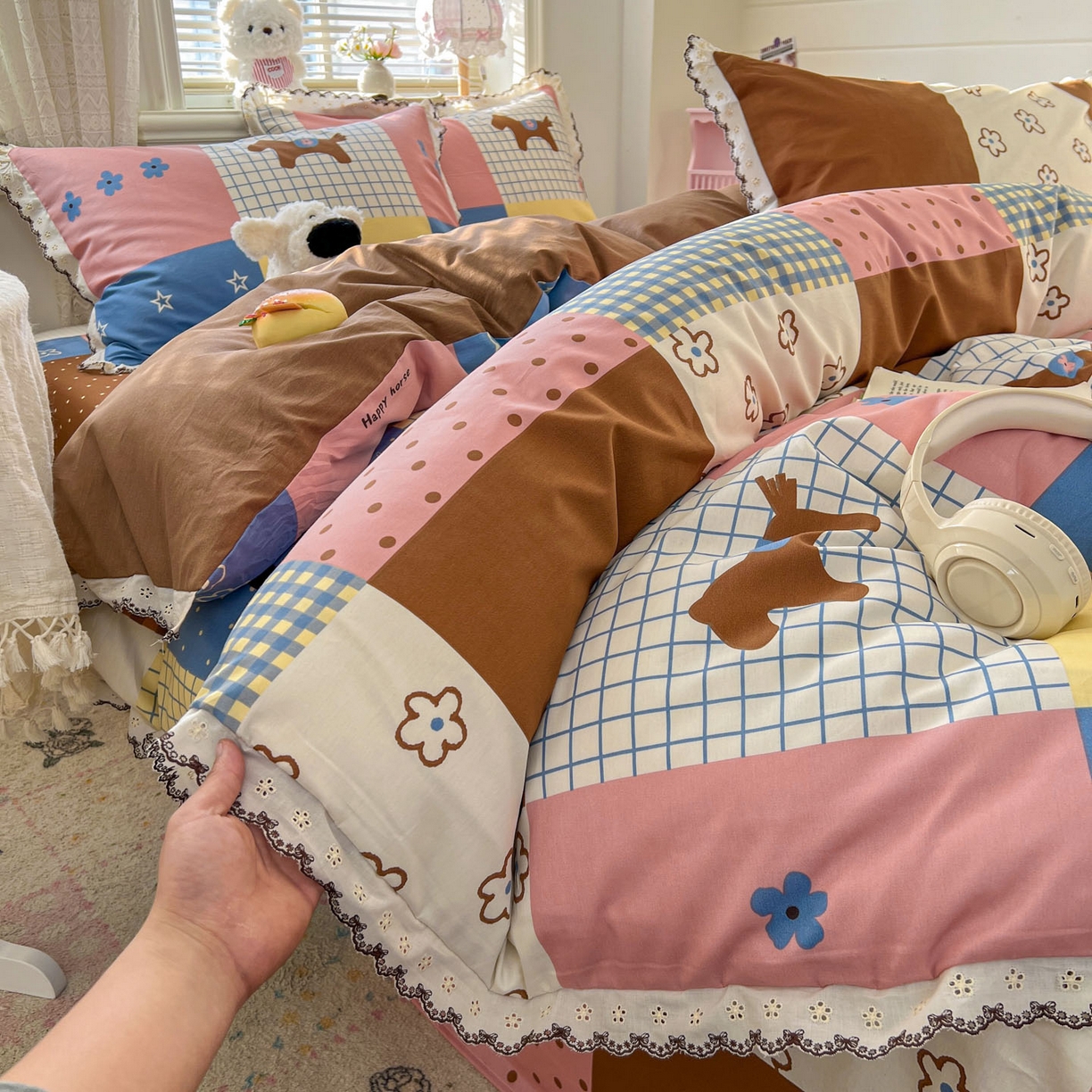 91家纺网 家纺一手货源 找家纺 希诺家居 2026新款费尔岛风全棉纯棉韩式小清新花边四件套 可可布丁马