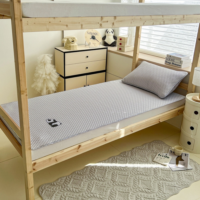 91家纺网 家纺一手货源 找家纺 宅部落 2026春夏新款学生宿舍凉感豆豆凉席席子 豆豆席-大熊猫灰