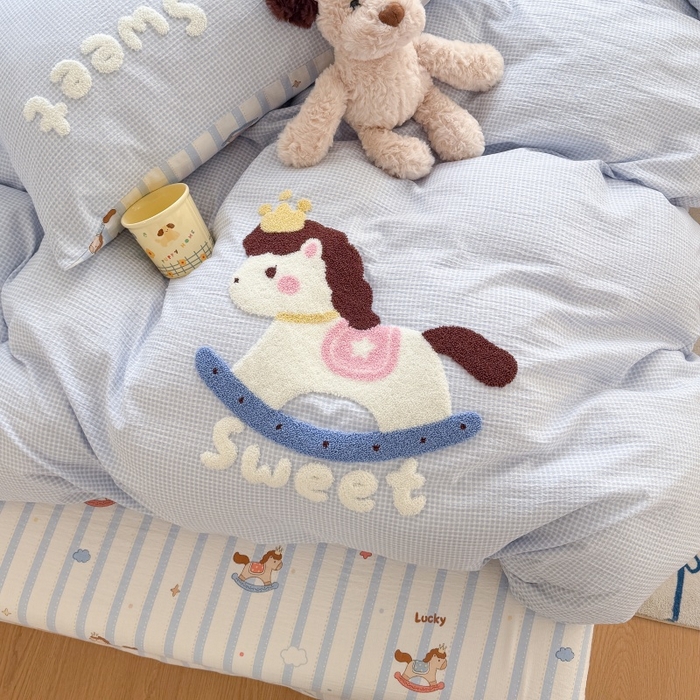 91家纺网 家纺一手货源 找家纺 艾特你 2026新款针织提花双层纱可爱毛巾绣四件套 木马