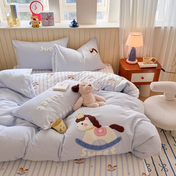 91家纺网 家纺一手货源 找家纺 艾特你 2026新款针织提花双层纱可爱毛巾绣四件套 木马