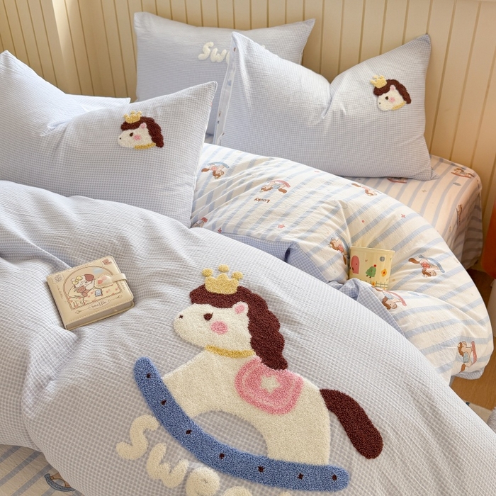 91家纺网 家纺一手货源 找家纺 艾特你 2026新款针织提花双层纱可爱毛巾绣四件套 木马