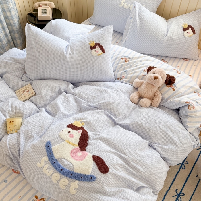 91家纺网 家纺一手货源 找家纺 艾特你 2026新款针织提花双层纱可爱毛巾绣四件套 木马