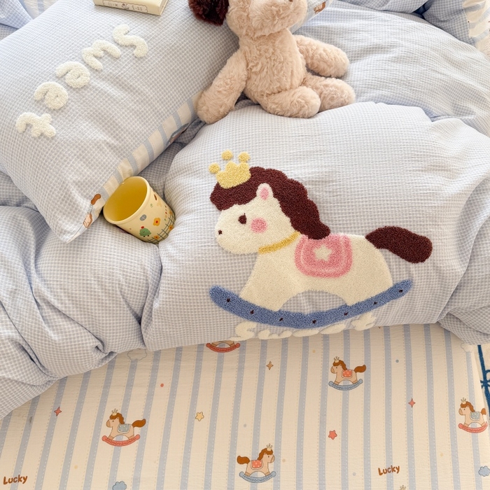 91家纺网 家纺一手货源 找家纺 艾特你 2026新款针织提花双层纱可爱毛巾绣四件套 木马