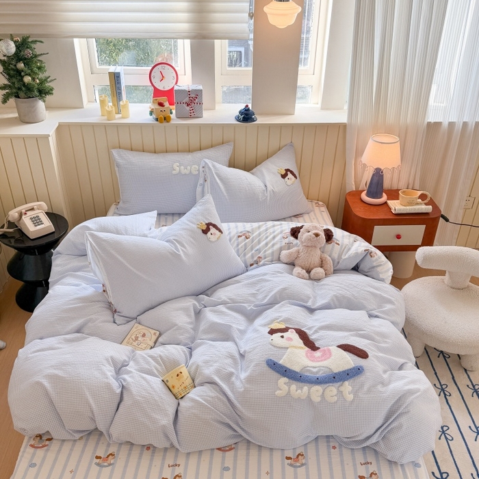 91家纺网 家纺一手货源 找家纺 艾特你 2026新款针织提花双层纱可爱毛巾绣四件套 木马