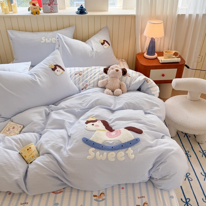 91家纺网 家纺一手货源 找家纺 艾特你 2026新款针织提花双层纱可爱毛巾绣四件套 木马