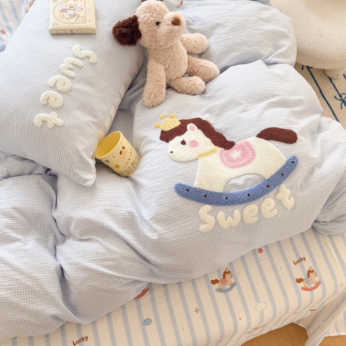 91家纺网 家纺一手货源 找家纺 艾特你 2026新款针织提花双层纱可爱毛巾绣四件套 木马