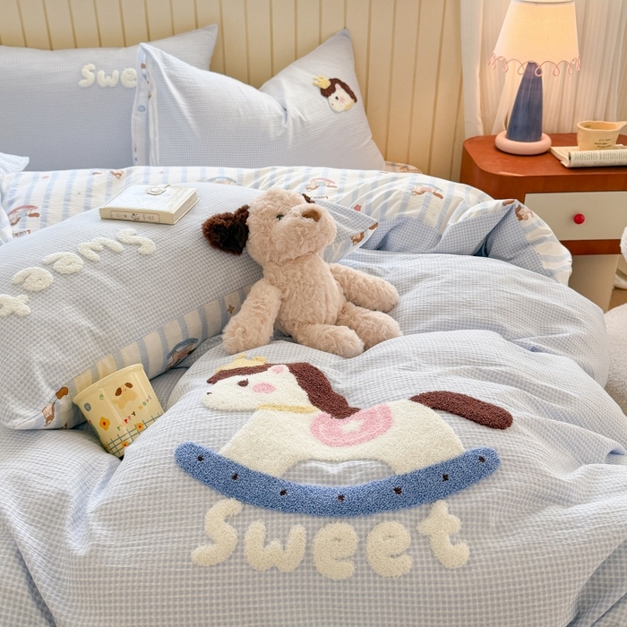 91家纺网 家纺一手货源 找家纺 艾特你 2026新款针织提花双层纱可爱毛巾绣四件套 木马