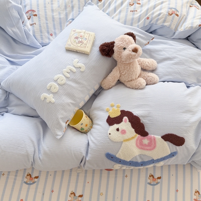 91家纺网 家纺一手货源 找家纺 艾特你 2026新款针织提花双层纱可爱毛巾绣四件套 木马