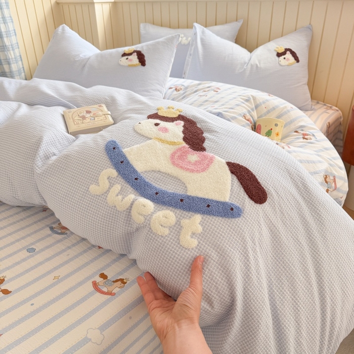 91家纺网 家纺一手货源 找家纺 艾特你 2026新款针织提花双层纱可爱毛巾绣四件套 木马